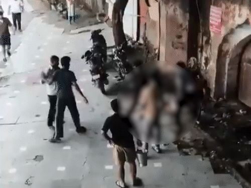 इसके बाद दोनों युवकों ने साथ मिलकर सेवादार पर एक के बाद एक कई बार डंडों से हमला किया।