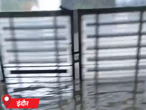 इंदौर में तेज बारिश के बाद कई घरों में अंदर तक पानी भर गया। इससे सामान खराब हो गया।