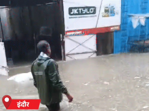 सड़कों पर करीब 3 फीट तक पानी भर गया। इससे कई उसमें फंस गए।इ