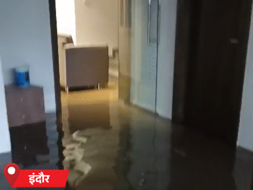 घरों में पानी भरने से अंदर रखा सामान खराब हो गया है।