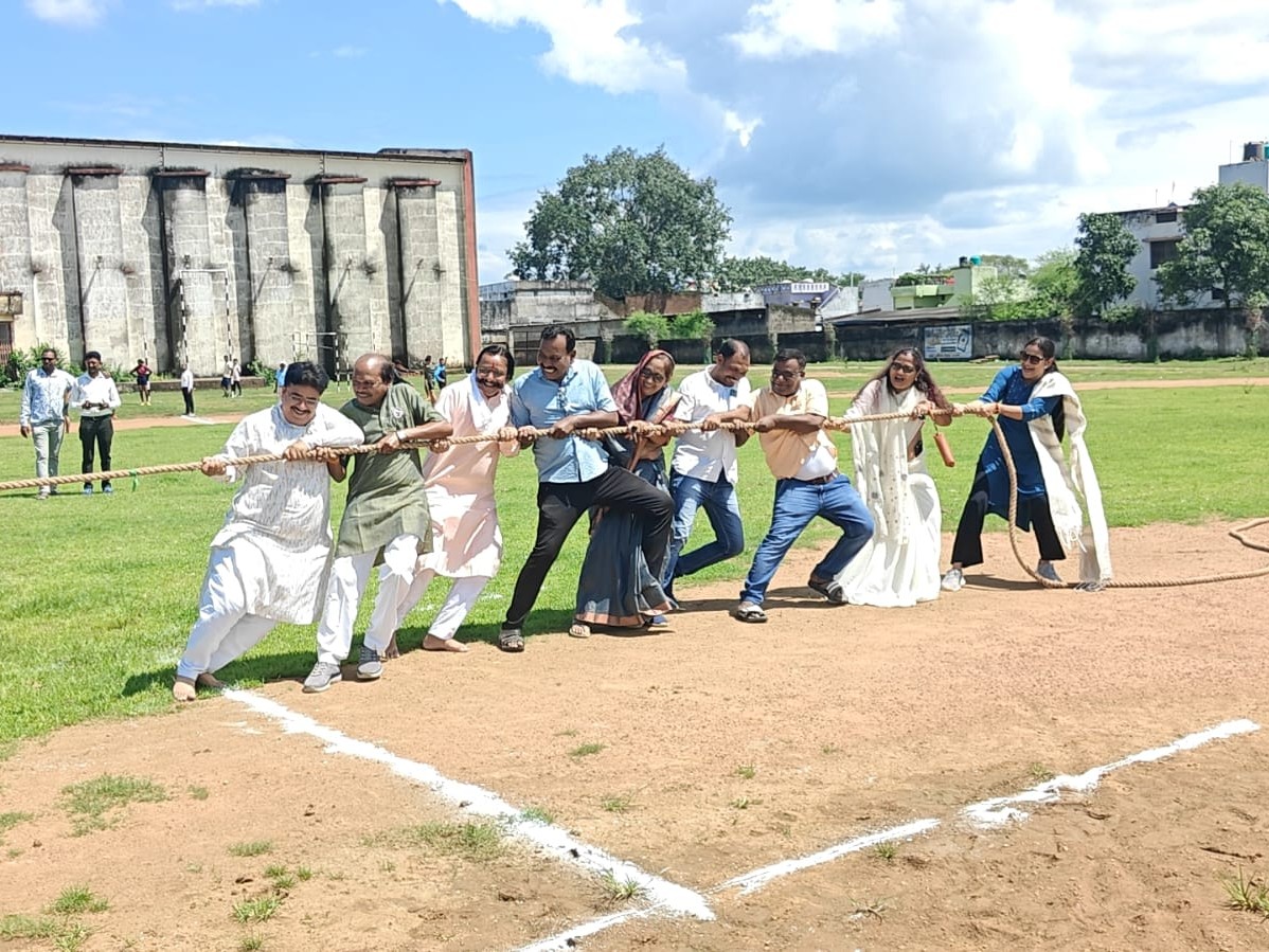 धमतरी में राष्ट्रीय खेल दिवस का आयोजन:  107 खिलाड़ियों का सम्मान, एसडीएम की टीम ने रस्साकशी में महापौर की टीम को हराया – Dhamtari News