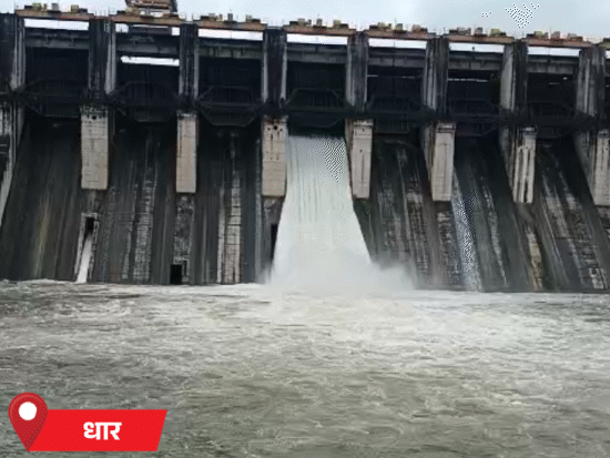 धार में आज सुबह मान डैम का एक गेट 60 सेंटीमीटर तक खोला गया।