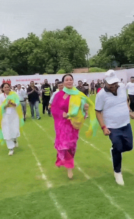 दौड़ लगाते हुए उपमुख्यमंत्री, मंत्री और अन्य लोग।