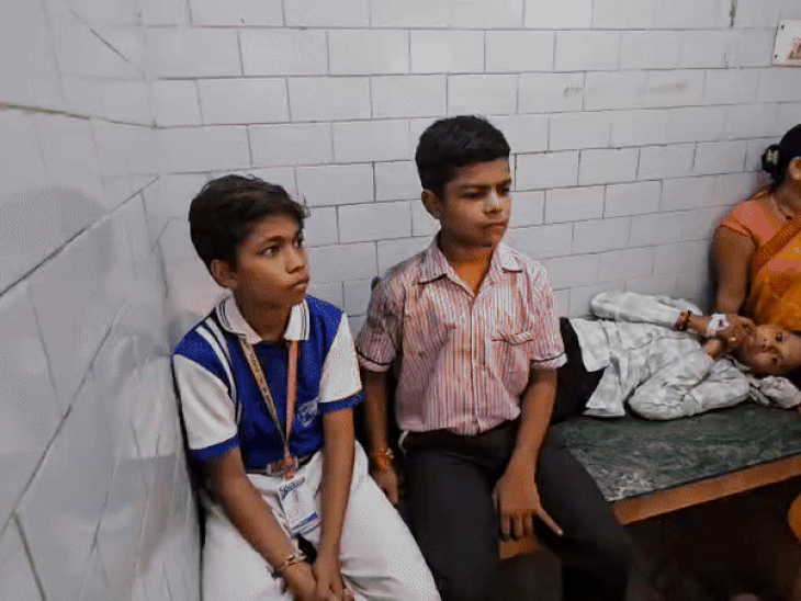हादसे में बच्चो समेत 12 यात्रियों को मामूली चोटें आईं है।