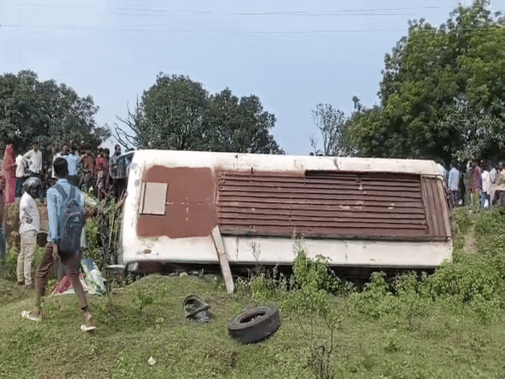 भारत ट्रेवल्स की बस कुल्लू मोड़ के पास पलट गई।