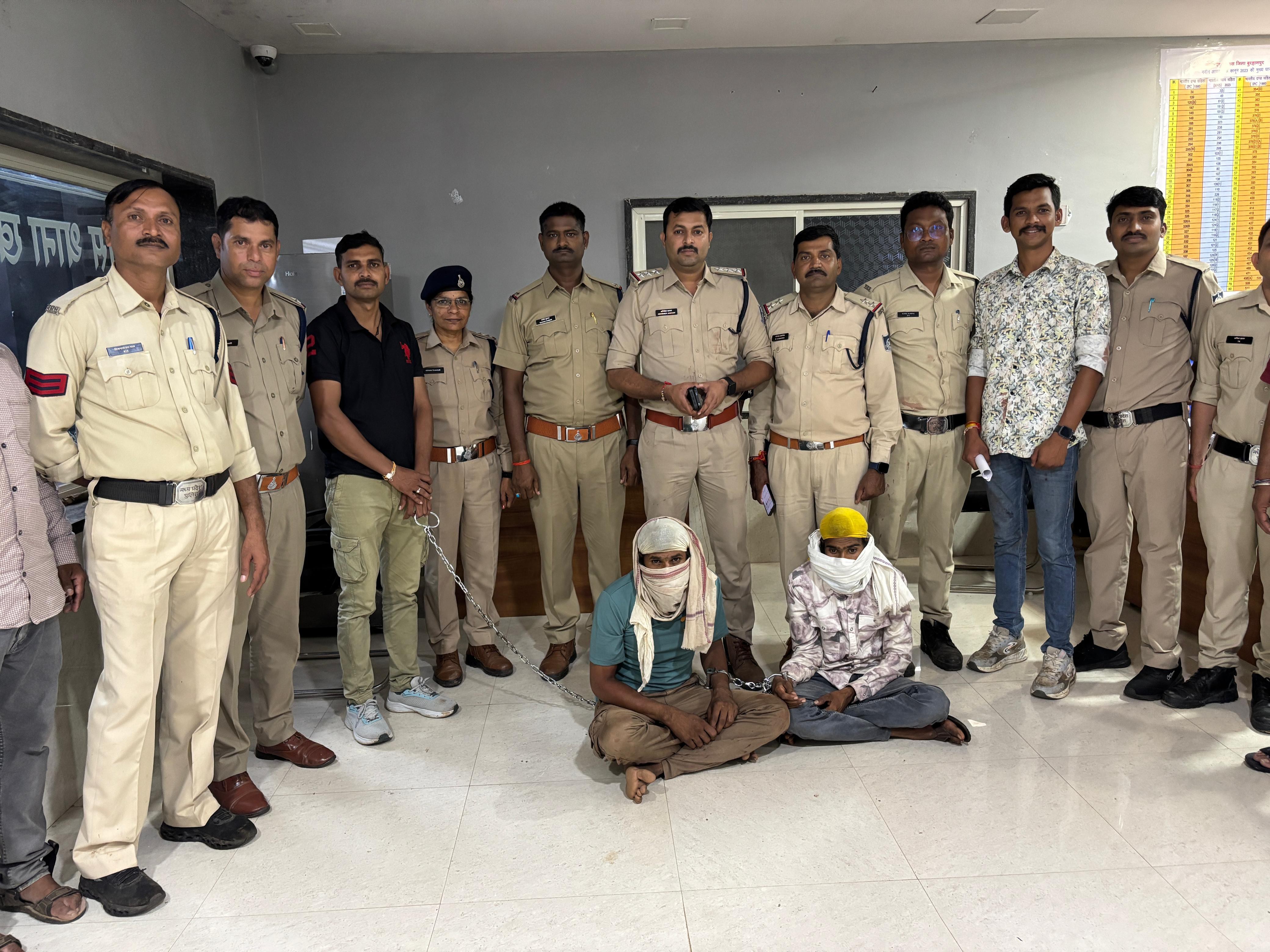 अवैध हथियार तस्करी के आरोपियों ने पुलिसकर्मियों की फाड़ी वर्दी:  बुरहानपुर में पुलिस टीम पर हमला, 4 जवान घायल, आर्म्स एक्ट मामले में फरार चल रहे आरोपी – Burhanpur (MP) News