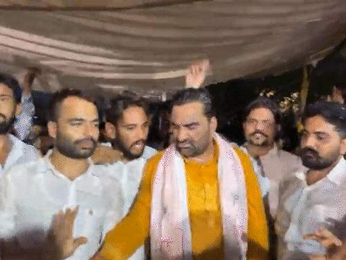 सांसद हनुमान बेनीवाल ने जयपुर में शहीद स्मारक पर 28 अगस्त की रात समर्थकों के साथ खुशी का इजहार कुछ इस तरह किया।