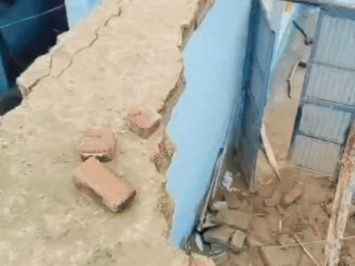 अबोहर में घर की छत गिरी, आसपास के घरों में भी आई दरारें।
