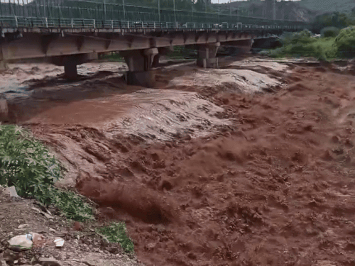 सुखना लेक के फ्लड गेट खोले जाने के बाद घग्गर में बढ़ा जलस्तर।