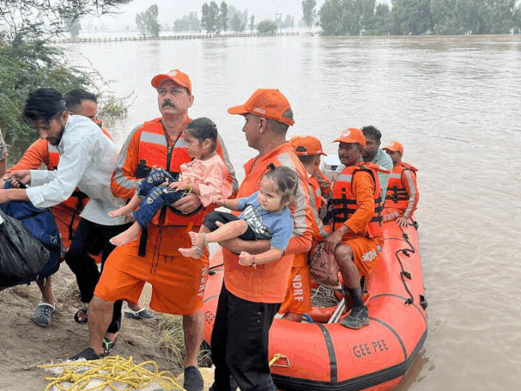 फाजिल्का में लोगों को सुरक्षित निकालते हुए NDRF 13 बटालियन की टीम ।