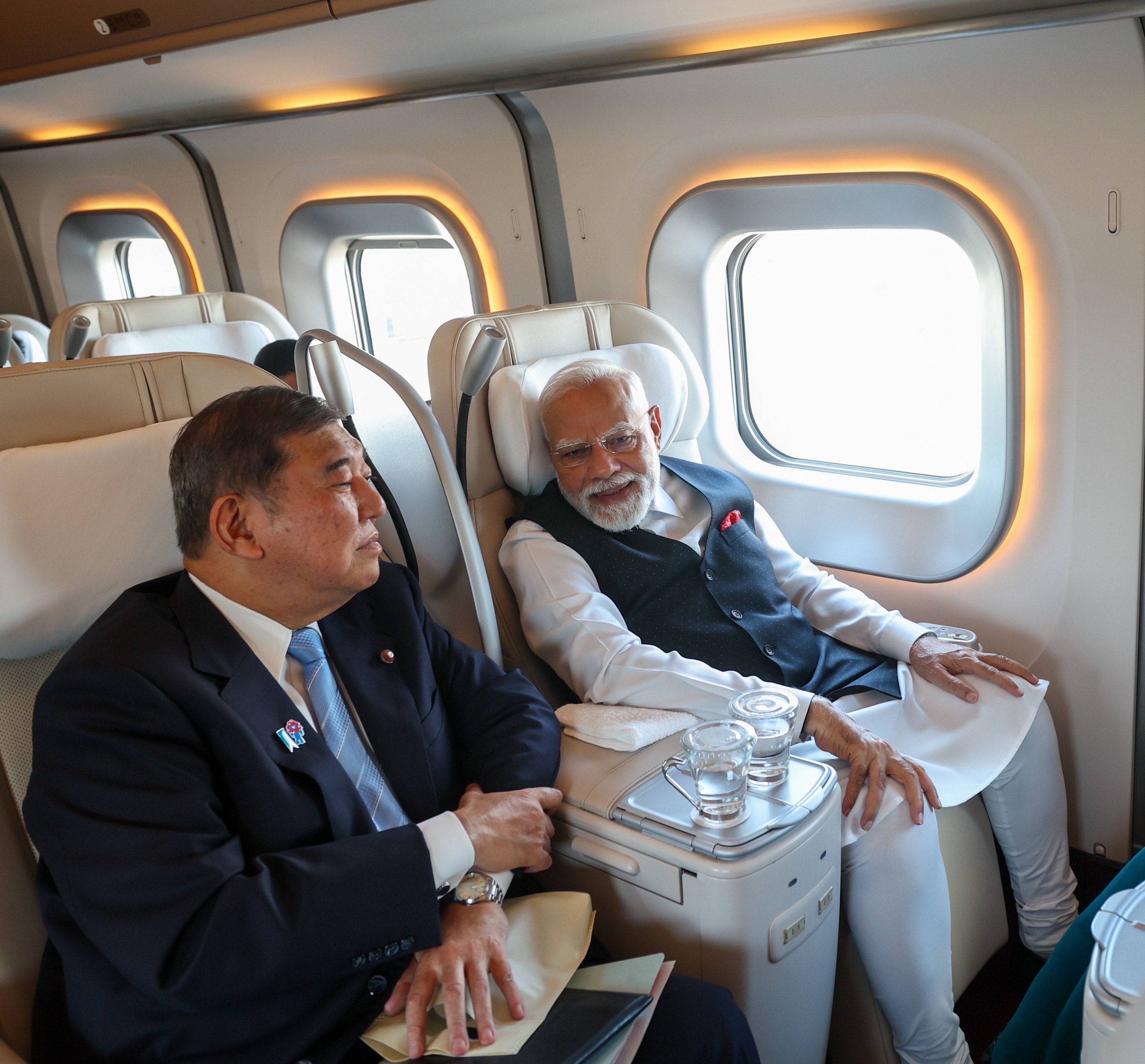 मोदी ने PM इशिबा के साथ बुलेट ट्रेन के सफर की यह तस्वीर एक्स पर पोस्ट की है।