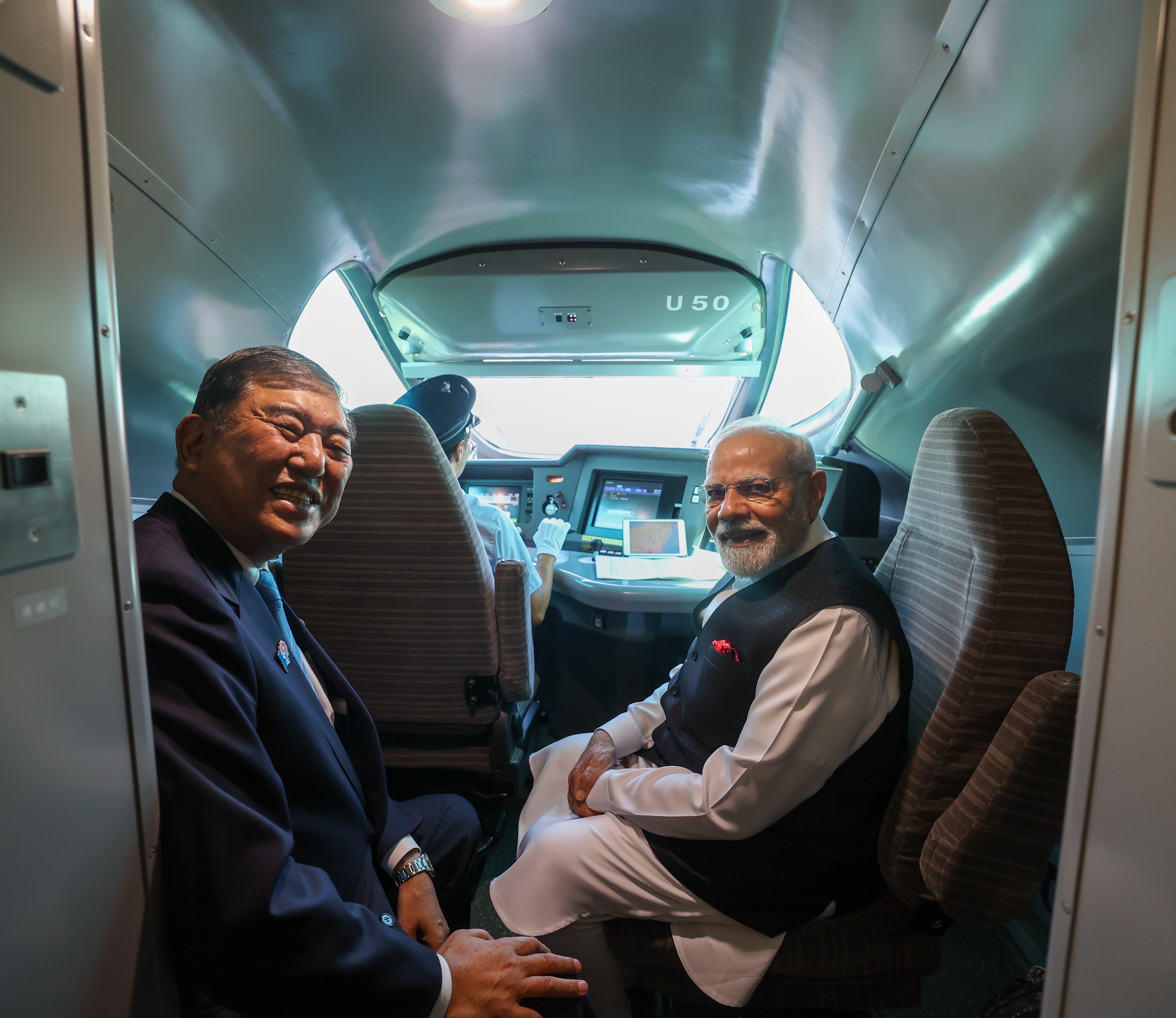 तस्वीर बुलेट ट्रेन में बैठे मोदी और इशिबा की है, जिसमें वो लोको पायलट कैबिन में नजर आ रहे हैं।