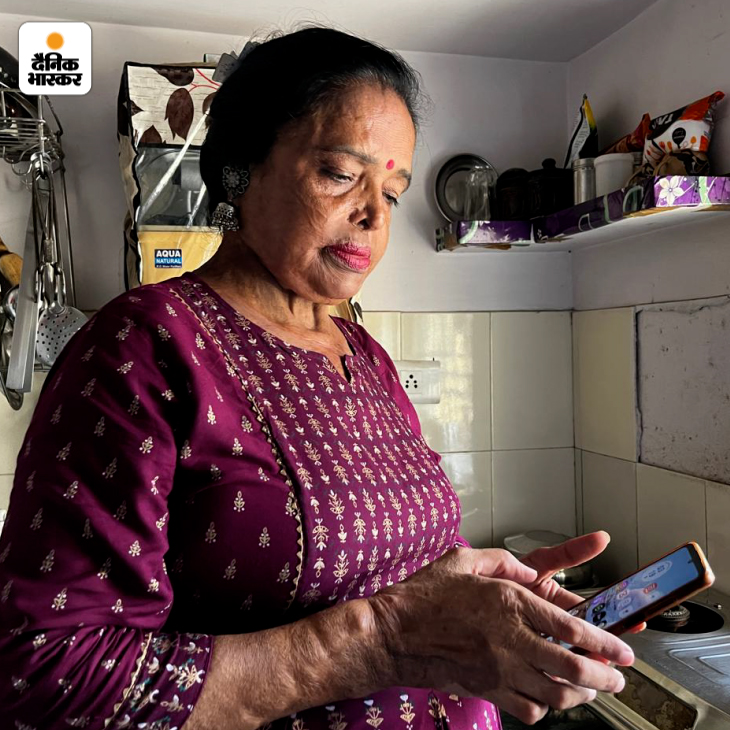 अपने किचन के कमरे में मीना सोनी। वह बताती हैं कि पति ने जब उन पर तेजाब डाला तो वह ब्लाउज और साड़ी फेंककर सिर्फ पेटीकोट में अस्पताल पहुंची थीं।