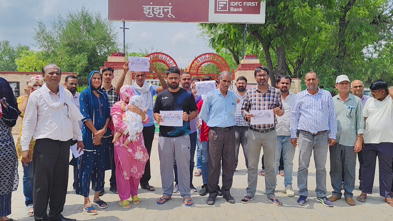 शहीद स्मारक पर जुटे SI भर्ती चयनित अभ्यर्थियों के परिजन, सरकार से भर्ती बहाल करने की मांग करते हुए प्रदर्शन करते हुए।