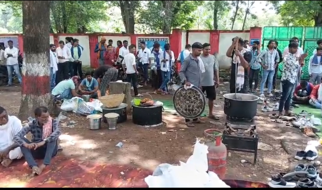 DRM ऑफिस के बाहर रात भर डटे रहे प्रदर्शनकारी और परिजन।