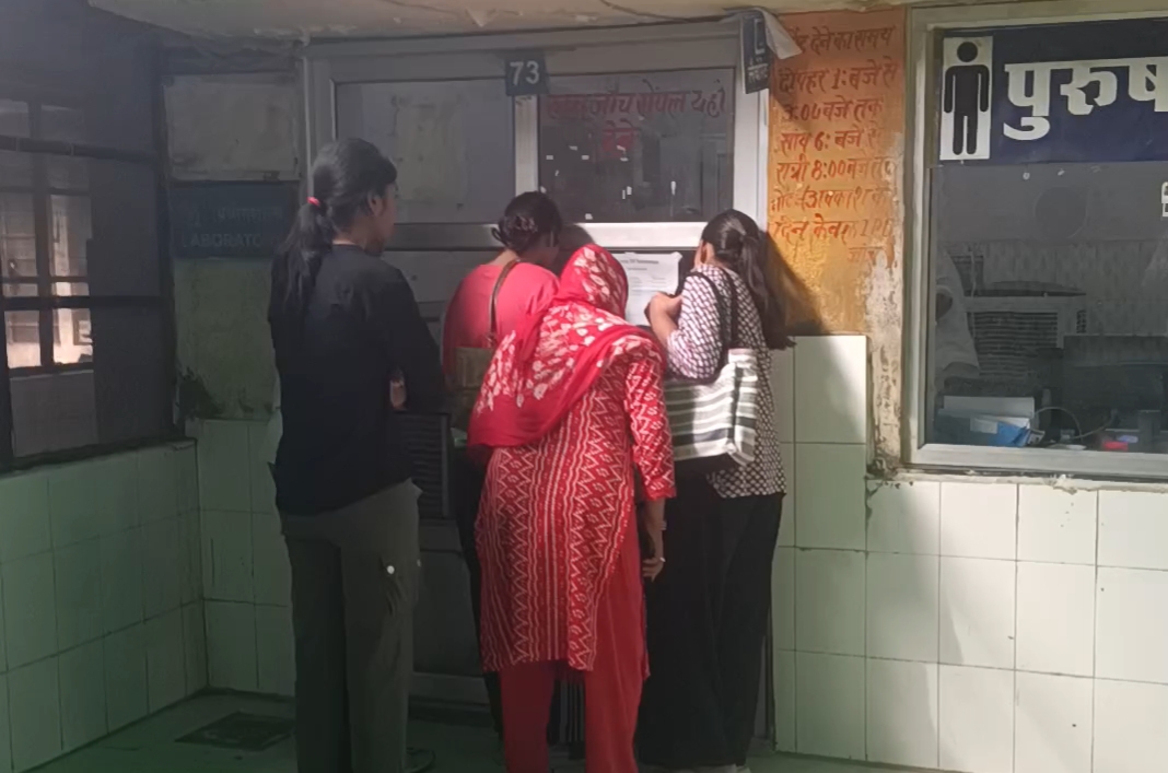 जांच केंद्र के बाहर जांच लेते मरीजों के परिजन