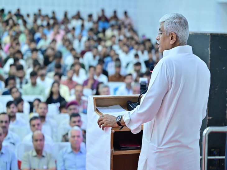 कार्यक्रम को संबोधित करते शेखावत।