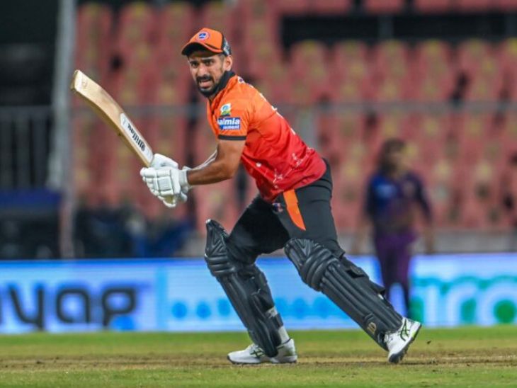 Salman Nizar scored 86 runs by hitting 12 sixes off 26 balls. - Dainik Bhaskar