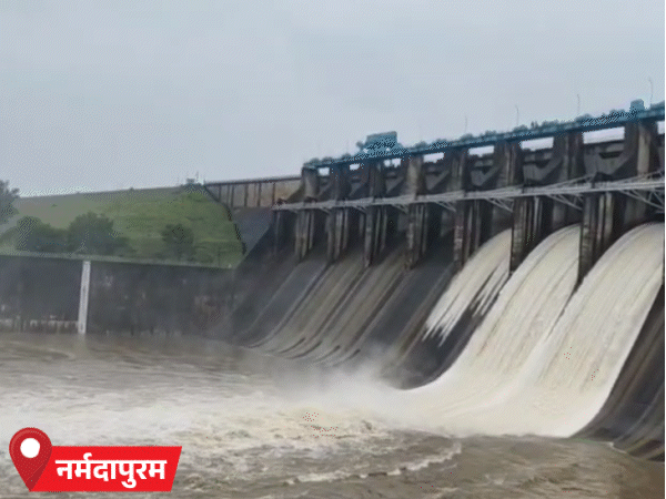 नर्मदापुरम में शनिवार सुबह तवा डैम के तीन गेट 3-3 फीट तक खोले गए।