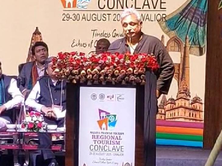 कॉन्क्लेव में अपनी बात रखते हुए पीयूष मिश्रा।