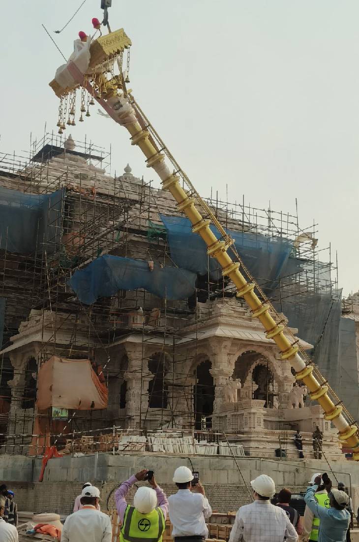 राम मंदिराच्या शिखरावर धार्मिक ध्वज फडकवला जाईल: विवाह पंचमीला होणार कार्यक्रम, 10 हजार पाहुणे येणार, जोरदार तयारी सुरू २९ एप्रिल २०२५ रोजी राम मंदिरात ध्वजस्तंभ बसवण्यात आला.