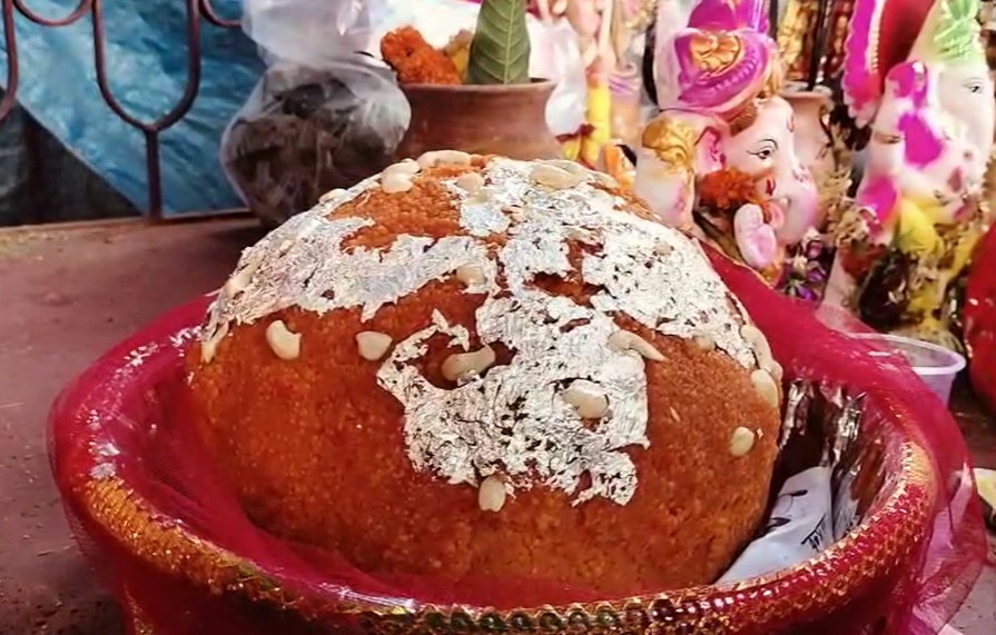 जमशेदपुर में गणपति के लड्डू की बोली में नया रिकॉर्ड:  5 किलो के लड्डू की 70 हजार रुपए में बिक्री, पिछले साल 55 हजार में बिका था – Jamshedpur (East Singhbhum) News