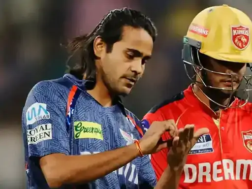 एक अप्रैल को पंजाब के बैटर प्रियांश आर्या को आउट करने के बाद उनके पास जाकर नोटबुक सेलिब्रेशन करते हुए दिग्वेश राठी।