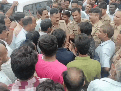 RSS नेता के बेटे की हत्या, आंख फोड़ी-कान काटा:  कुशीनगर में दौड़ा-दौड़ाकर डंडे बरसाए, पुलिस पहुंची तो गला दबाकर बैठे थे – Kushinagar News