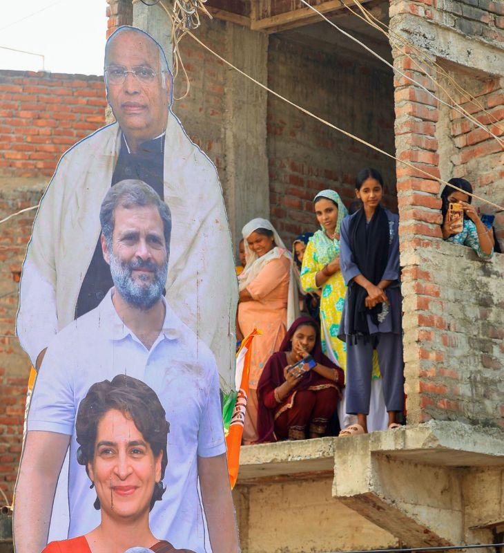 स्टॅलिन यांना बिहारला बोलावले, राहुल यांचा मास्टरस्ट्रोक की चूक?: बिहारींना शौचालय स्वच्छ करणारे म्हटले होते, लोक म्हणाले- शिवीगाळ करणारे स्वीकारार्ह नाही हा फोटो सुपॉलचा आहे. येथे लोक राहुल-प्रियंका यांना पाहण्यासाठी छतावर आणि खिडक्यांवर उभे असल्याचे दिसून आले.
