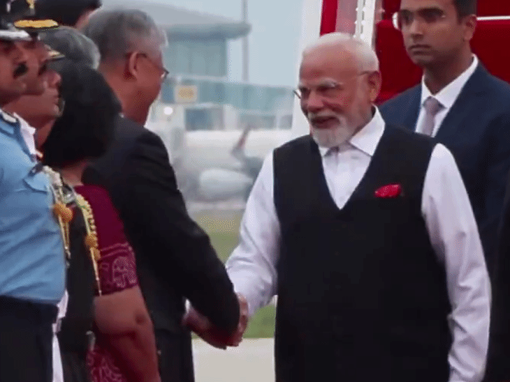 पीएम मोदी ने एयरपोर्ट पर भारतीय और चीनी अधिकारियों से हाथ मिलाकर उनका अभिवादन किया।
