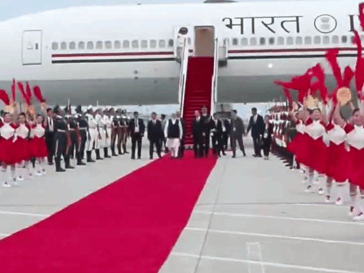 भारतीय पीएम के स्वागत में एयरपोर्ट पर कलाकारों ने पारंपरिक चीनी डांस किया।