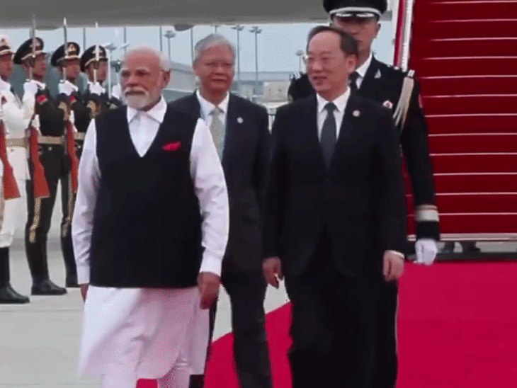 पीएम मोदी के स्वागत में एयरपोर्ट पर रेड कार्पेट बिछाया गया।