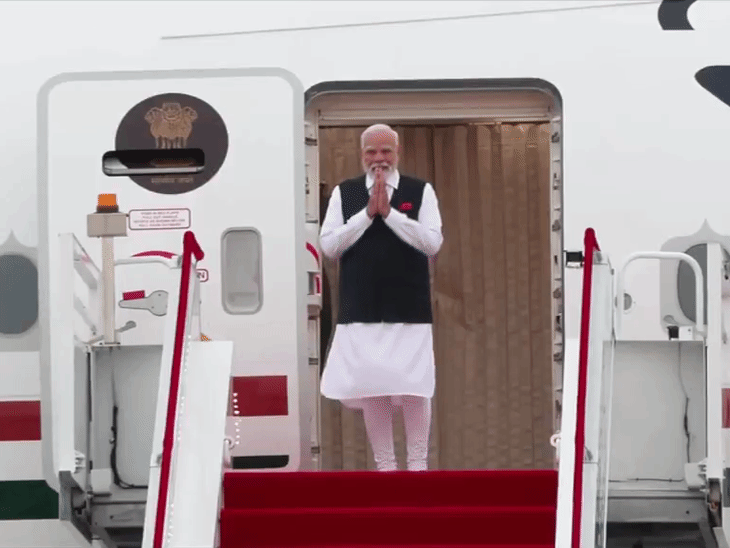 पीएम मोदी चीन पहुंचने के बाद प्लेन से उतरते हुए।