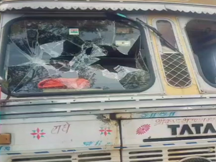 ट्रक के ग्रामीणों ने कांच तोड़े