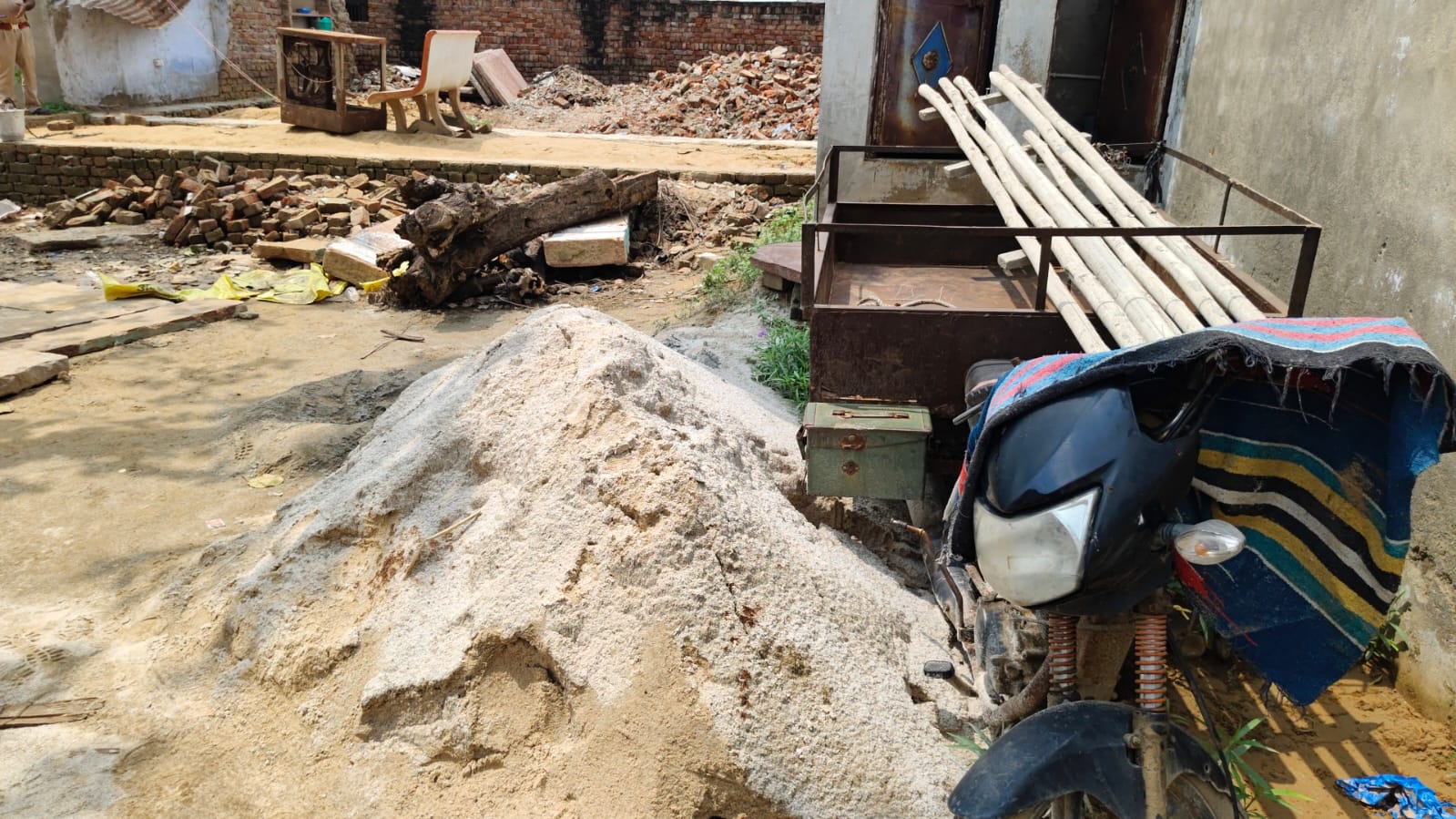 अवैध निर्माण के लिए निर्माण सामग्री भी मंगवाई हुई थी।