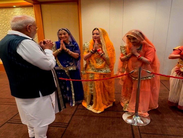 मायुमी उर्फ मधु अपनी स्टूडेंट्स के साथ PM मोदी के साथ।