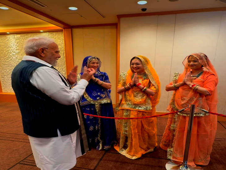 प्रधानमंत्री नरेंद्र मोदी ने तालियां बजाकर सबको बधाई दी।