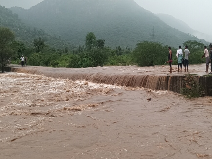 भर्तृहरि में उफनते पानी से खतरा VIDEO:  नीचे उफान पर पानी और ऊपर से गुजर रहे हजारों भक्त, रूपारेल नदी में पानी तेज – Alwar News