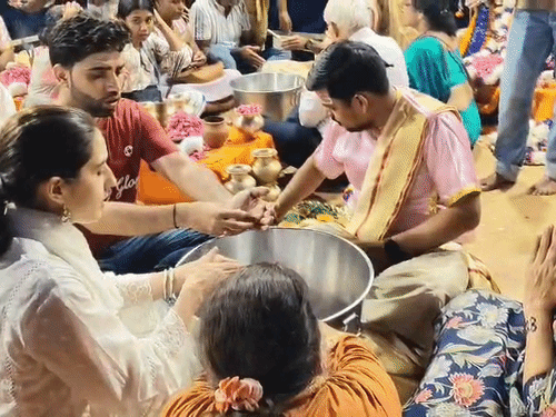 काशीमध्ये सारा अली खानने गंगा आरती केली: बाबा विश्वनाथाचे दर्शन घेतले, म्हणाली- जेव्हा जेव्हा माझे मन अशांत होते, तेव्हा मी काशीला येते सारा अली खानने दशाश्वमेध घाटावर पूजा केली. त्यानंतर तिने गंगा आरती केली.