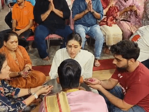 काशीमध्ये सारा अली खानने गंगा आरती केली: बाबा विश्वनाथाचे दर्शन घेतले, म्हणाली- जेव्हा जेव्हा माझे मन अशांत होते, तेव्हा मी काशीला येते सारा अली खानने दशाश्वमेध घाटावर गंगा आरतीमध्ये भाग घेतला. ती म्हणाली- मंत्र ऐकायला छान वाटते, त्यामुळे मनाला शांती मिळते.
