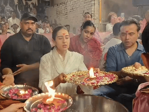 काशीमध्ये सारा अली खानने गंगा आरती केली: बाबा विश्वनाथाचे दर्शन घेतले, म्हणाली- जेव्हा जेव्हा माझे मन अशांत होते, तेव्हा मी काशीला येते सारा अली खानने गंगा मातेची पूजा केल्यानंतर आरती केली.