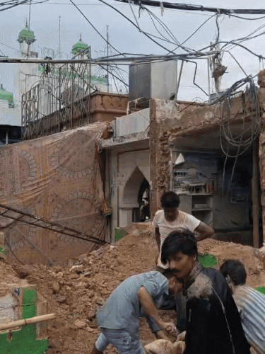 मलबा हटाने का काम करते श्रमिक।