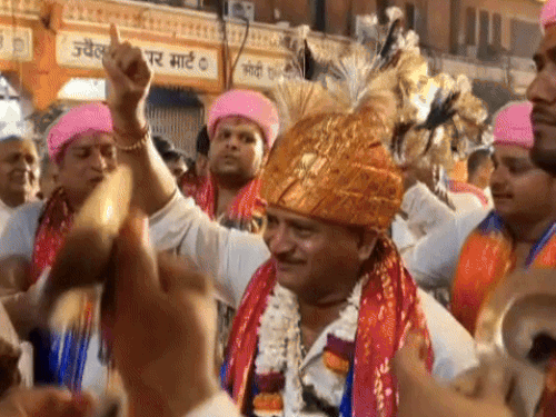 लोग भजनों पर नाचते गाते परिक्रमा में शामिल हुए।