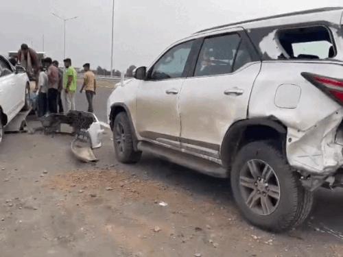 हादसे में एक कार का पिछला हिस्सा बुरी तरह क्षतिग्रस्त हो गया।