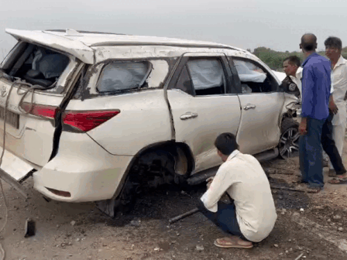 क्षतिग्रस्त कार के पास मौजूद ड्राइवर सहित अन्य लोग।