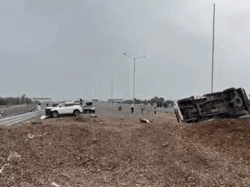 भारत माला रोड पर पड़ी मिट्टी और पलटी खाई कार।