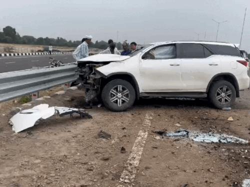 भारत माला रोड पर बैरिकेड पर चढ़ी कार।