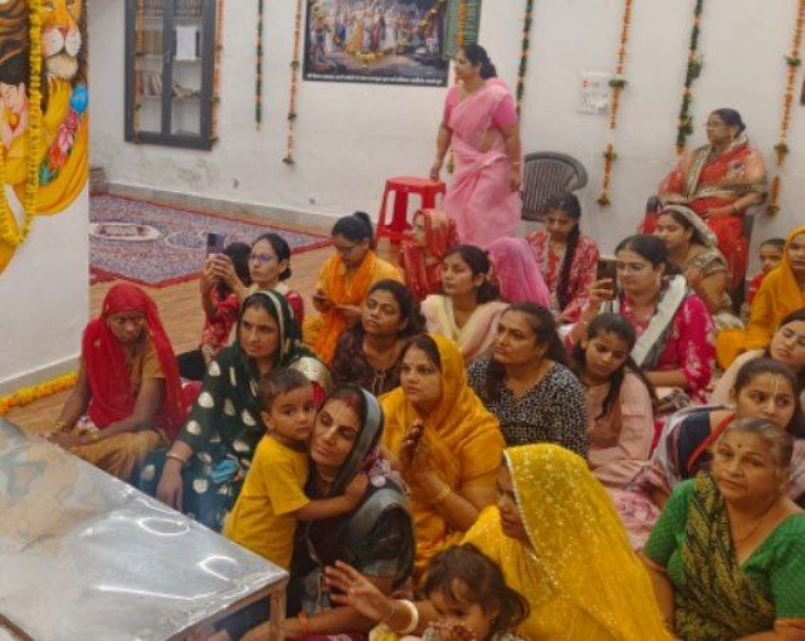 पाली के अमरनाथ नगर (बापू नगर विस्तार) में राधा अष्टमी इस्कॉन में आयोजित कार्यक्रम में मौजूद भक्त।