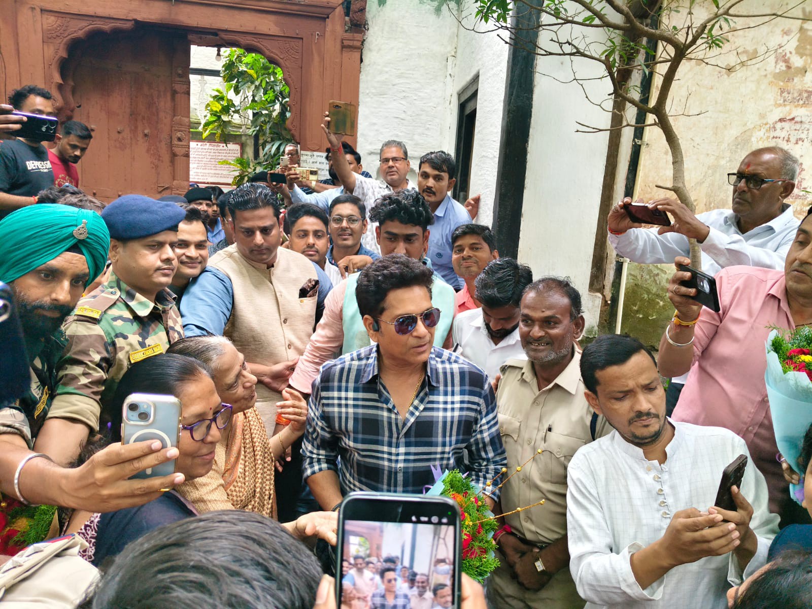 प्रशंसकों ने उनके साथ फोटो खिंचवाए। सेल्फी भी ली।