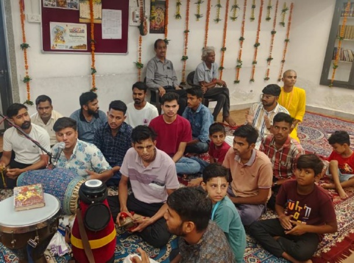पाली के अमरनाथ नगर (बापू नगर विस्तार) में राधा अष्टमी इस्कॉन में आयोजित कार्यक्रम में मौजूद भक्त।